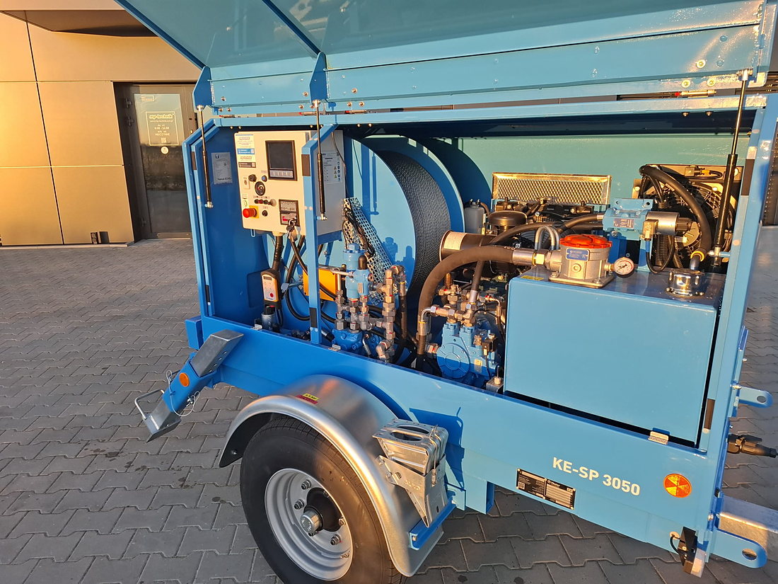 Opened THALER cable winch at the MP-TECHNIK workshop — access to the hydraulic system and drive